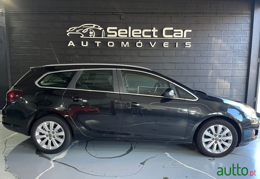 2012' Opel Astra Caravan photo #5