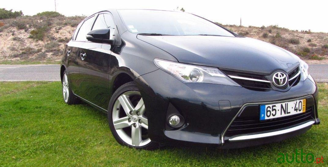2013' Toyota Auris photo #2