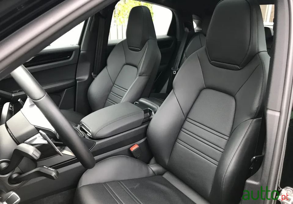 2020' Porsche Cayenne photo #6