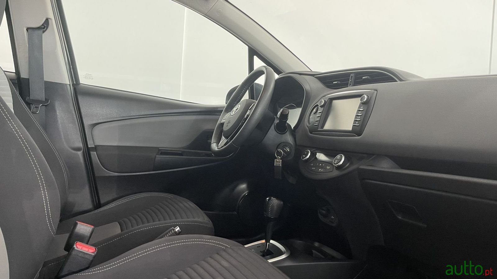 2017' Toyota Yaris photo #6