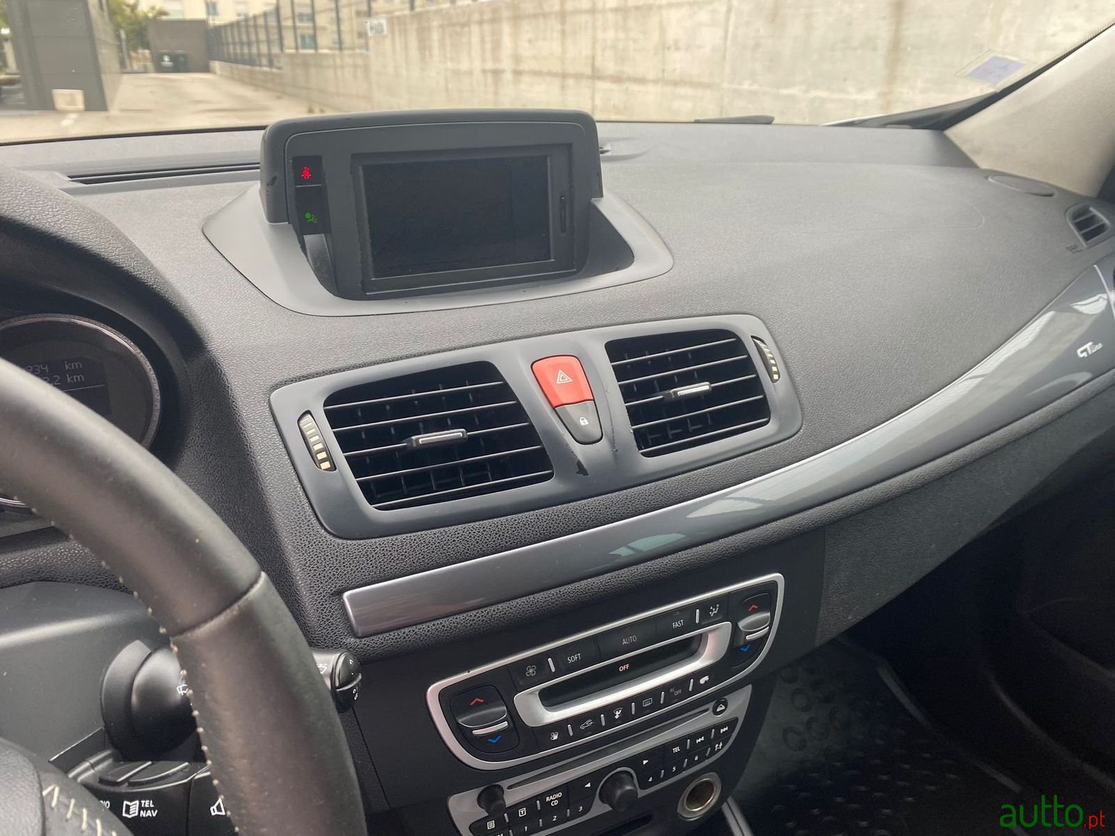 2011' Renault Megane Sport Tourer photo #4