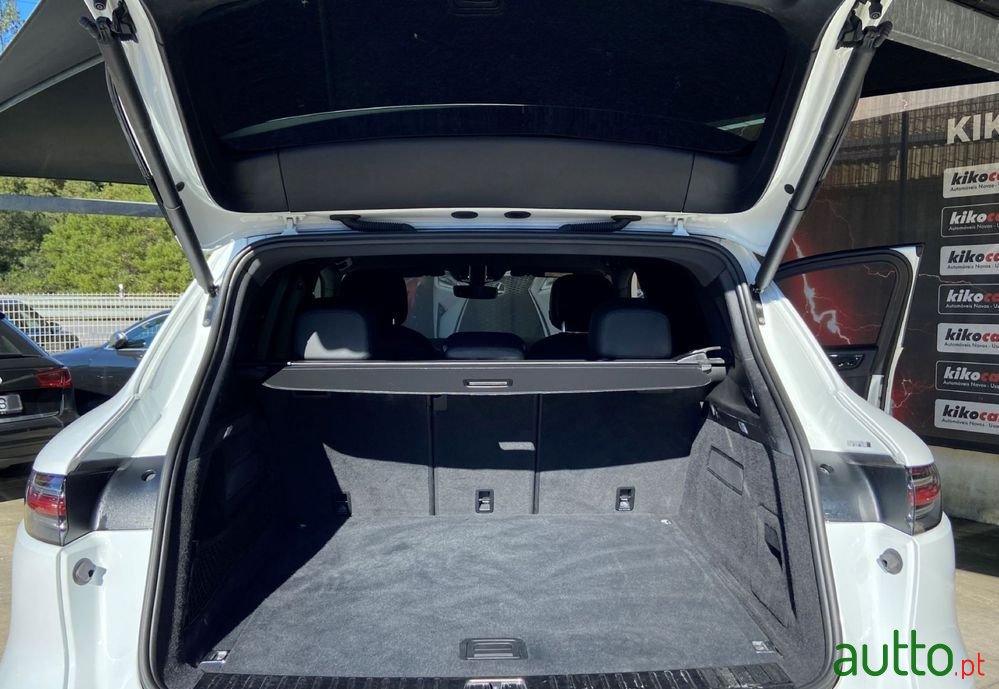 2021' Porsche Cayenne E-Hybrid photo #4