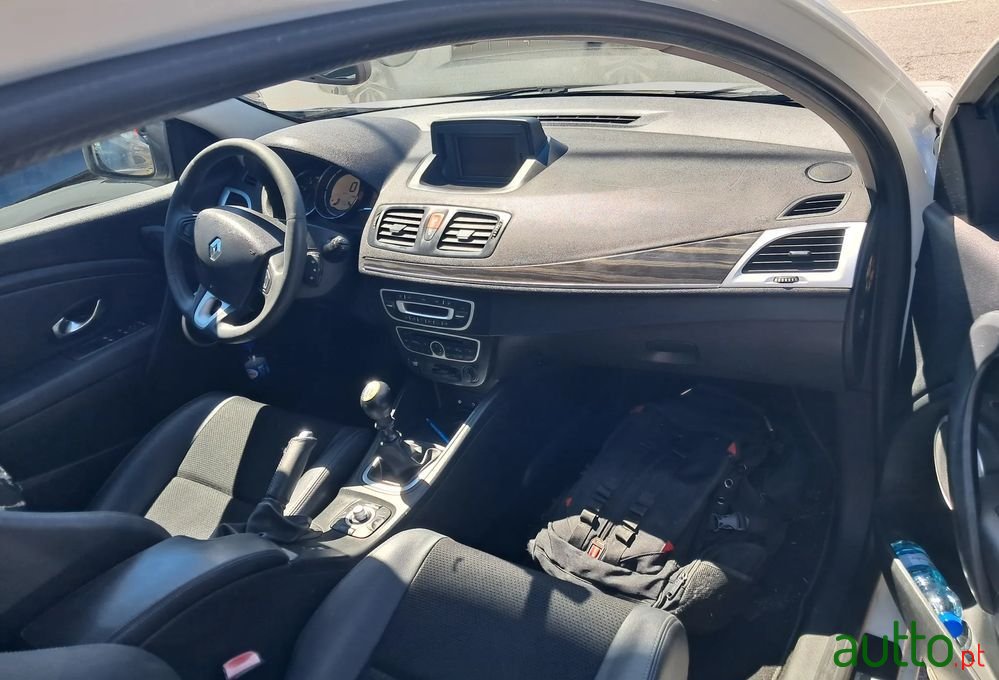 2010' Renault Megane Coupe photo #5