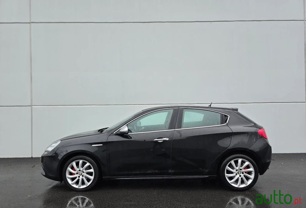 2011' Alfa Romeo Giulietta 1.6 Jtdm Distinctive photo #4