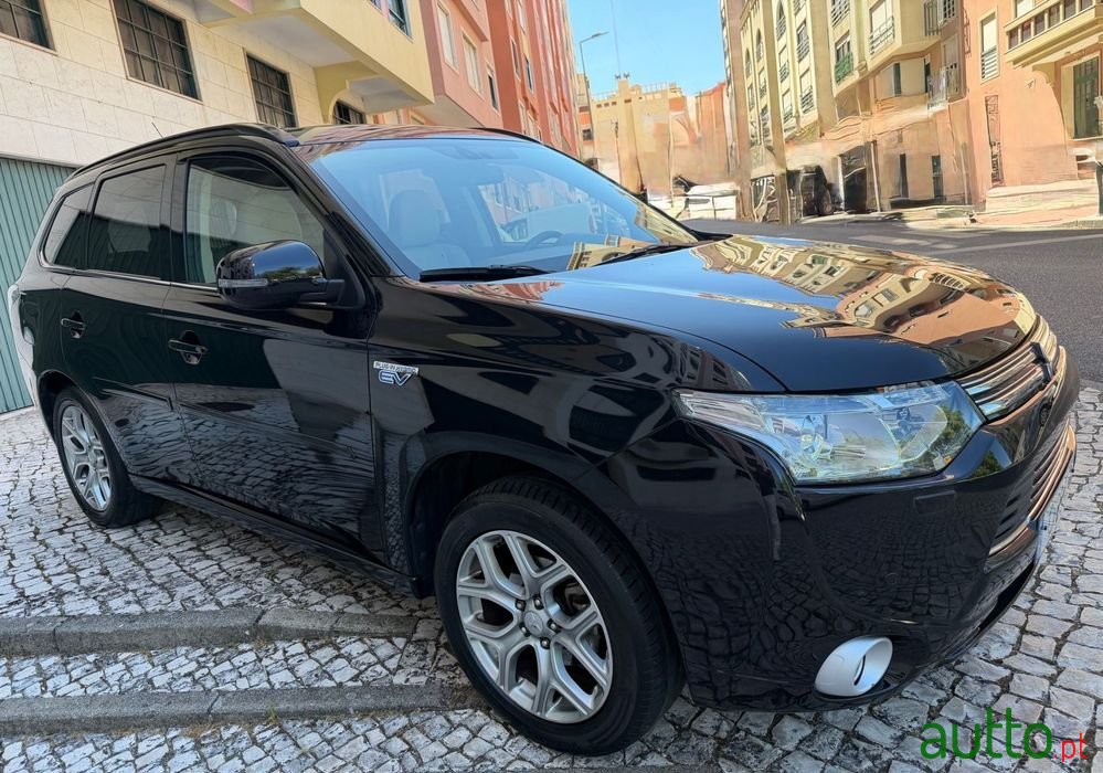2015' Mitsubishi Outlander photo #4
