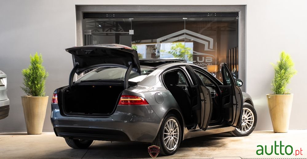 2017' Jaguar XE photo #6