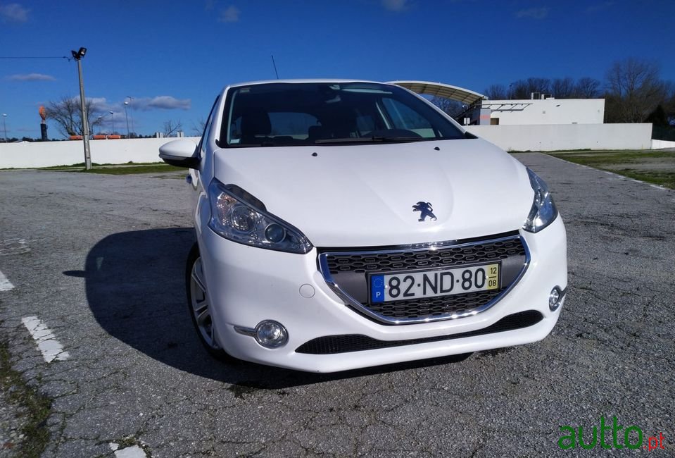 2012' Peugeot 208 photo #1