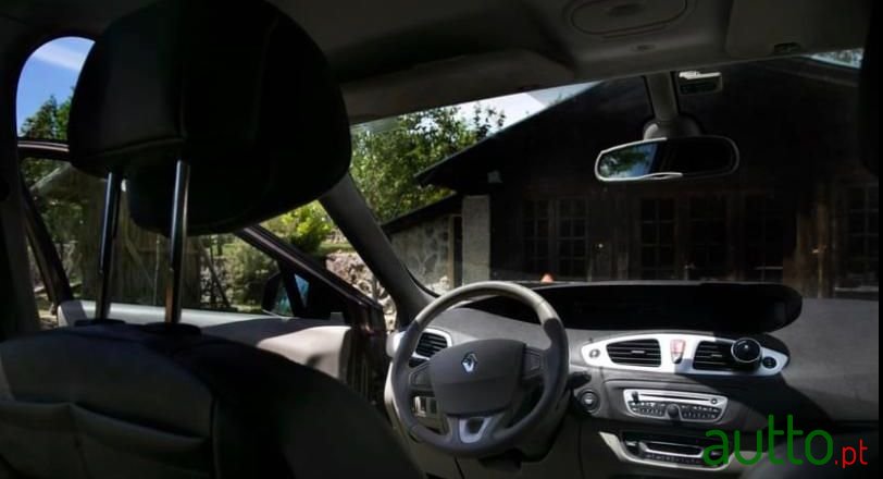 2010' Renault Grand Scenic photo #5