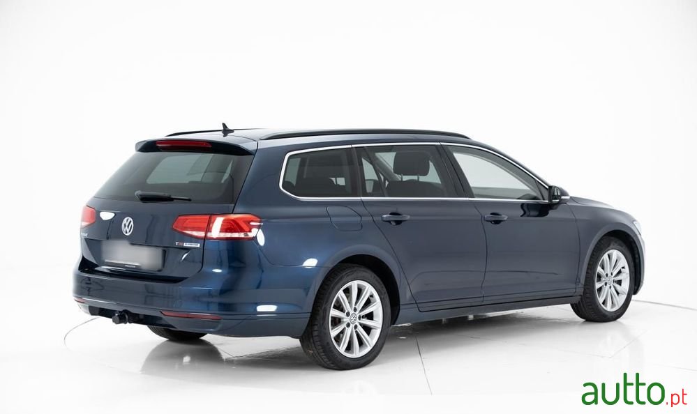 2017' Volkswagen Passat Variant photo #3