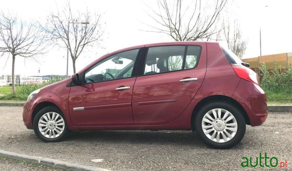 2010' Renault Clio photo #1