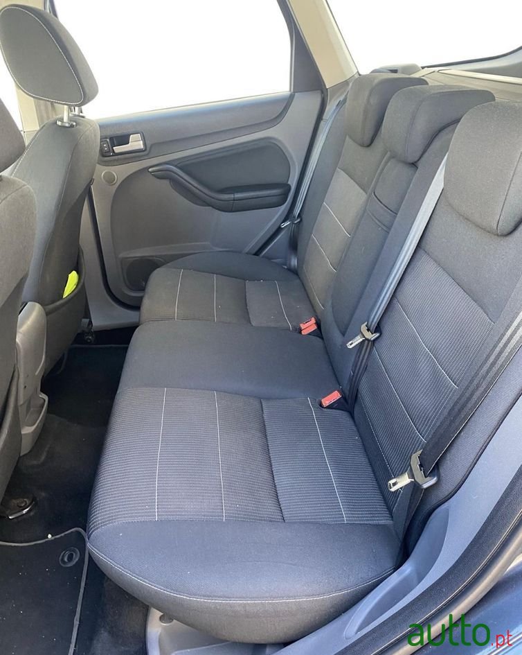 2010' Ford Focus Sw photo #3