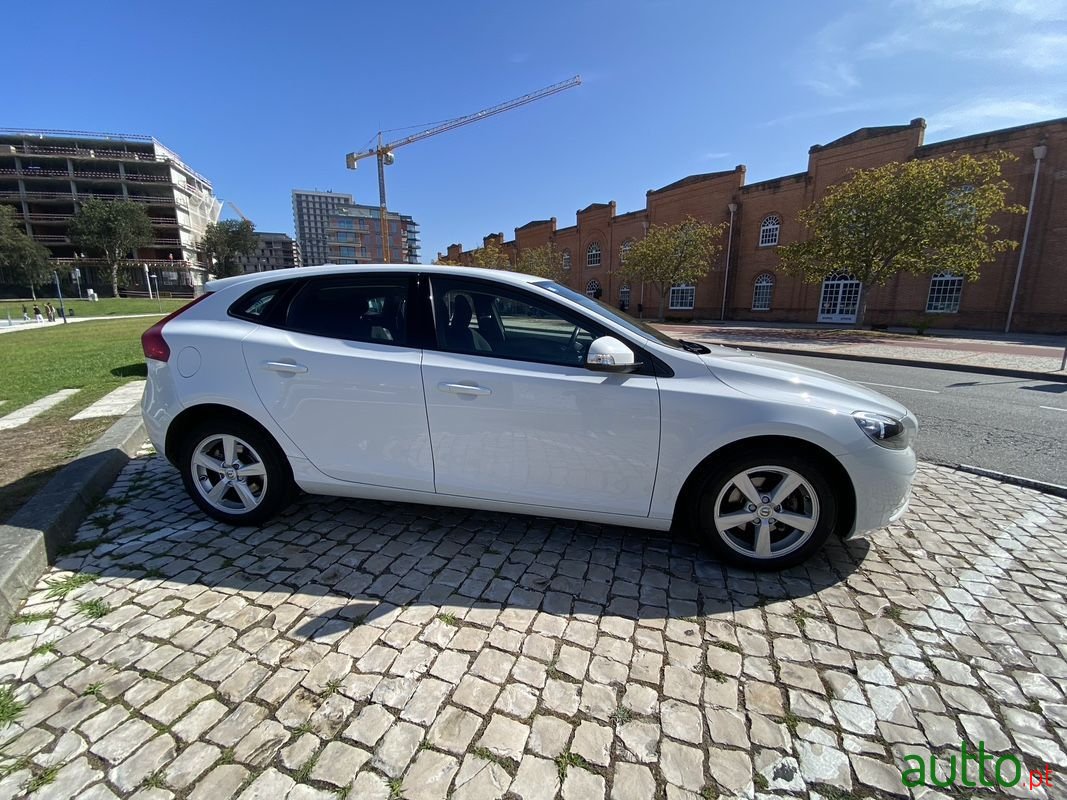 2017' Volvo V40 photo #2