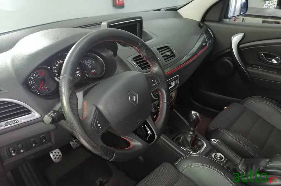 2013' Renault Megane Sport Tourer photo #5