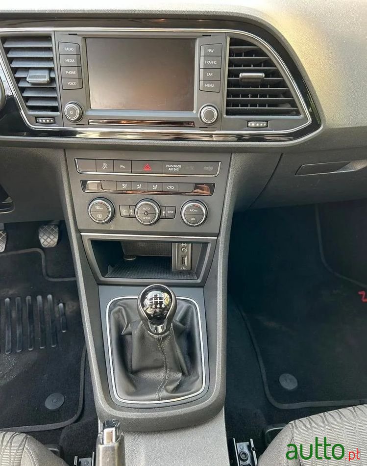 2015' SEAT Leon photo #2