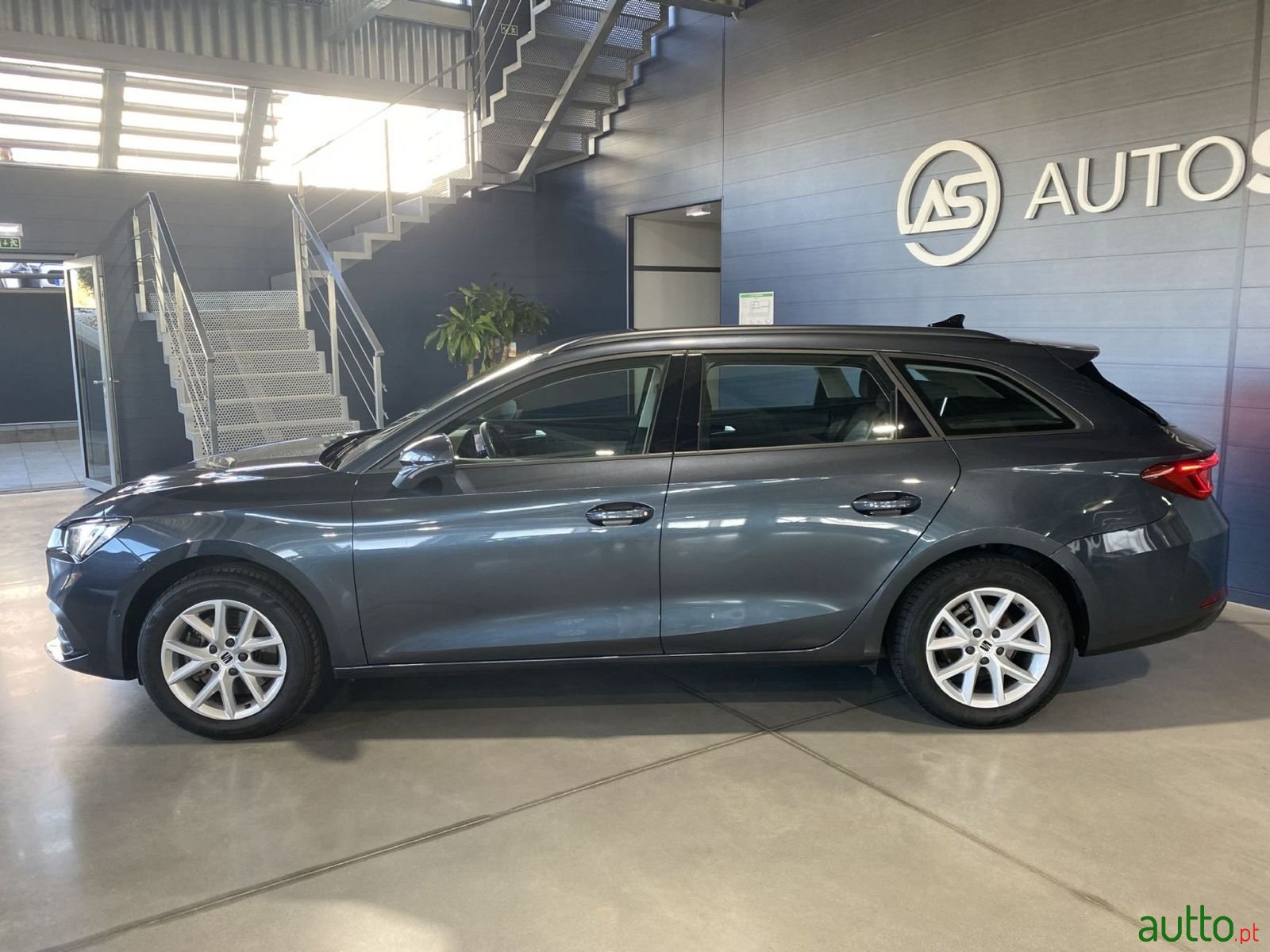 2022' SEAT Leon-St photo #2