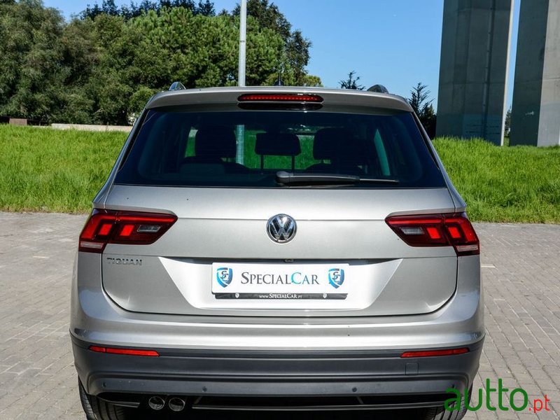 2019' Volkswagen Tiguan photo #6