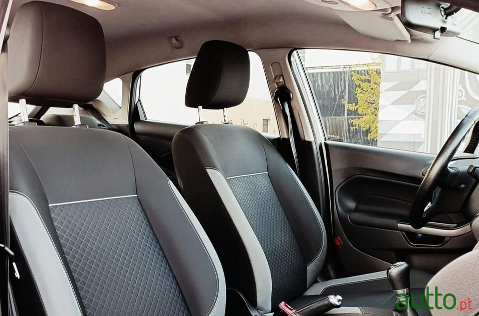 2015' Ford Fiesta photo #5