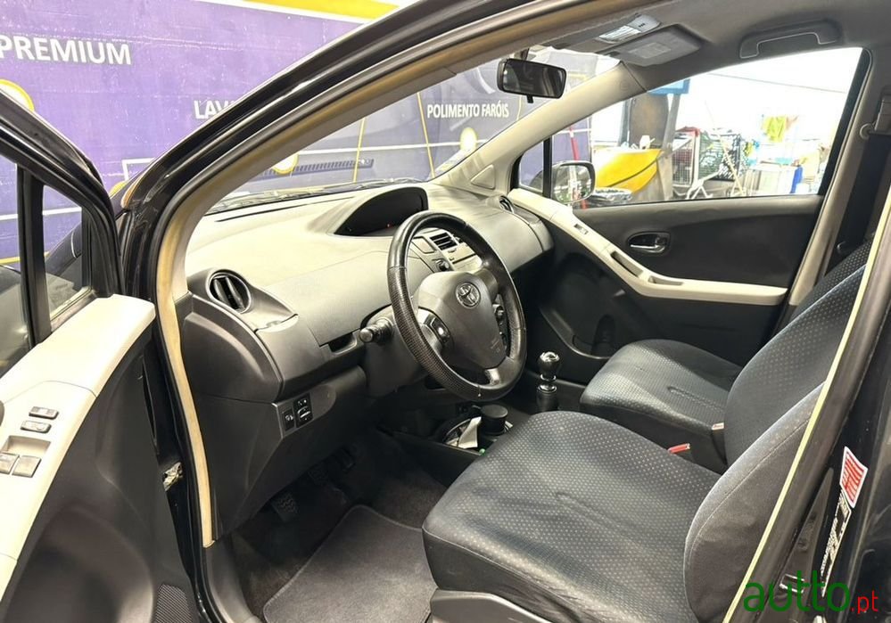 2010' Toyota Yaris photo #2