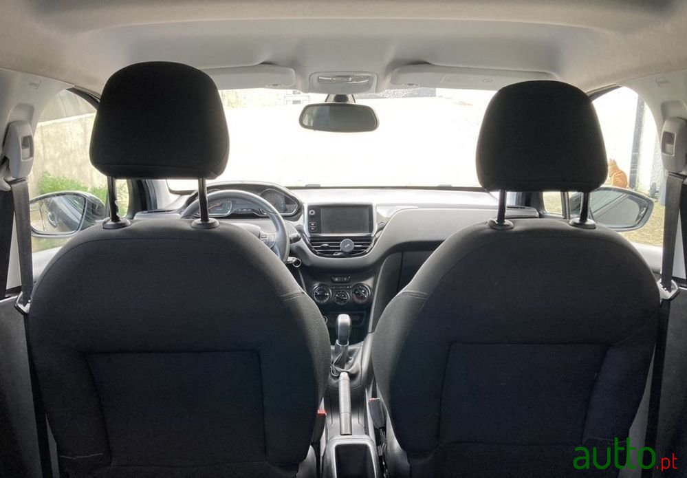 2014' Peugeot 208 photo #6