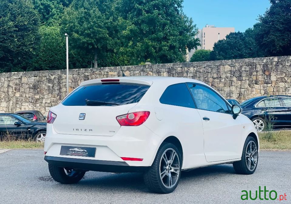 2013' SEAT Ibiza photo #2