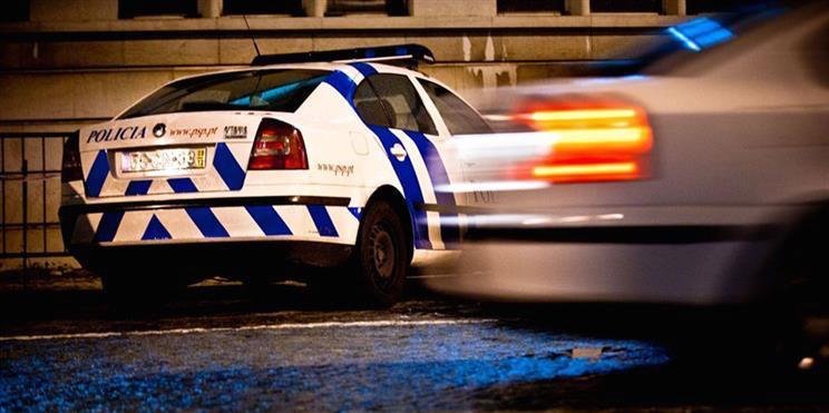 Dois agentes da PSP feridos em acidente com três carros em Viana