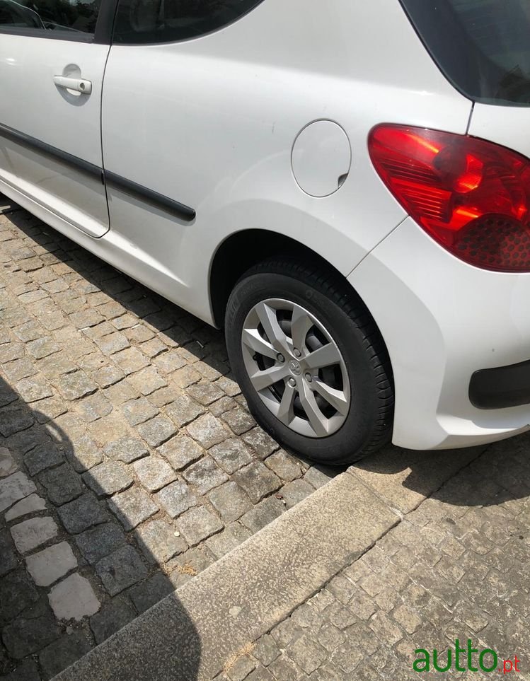2009' Peugeot 207 photo #2