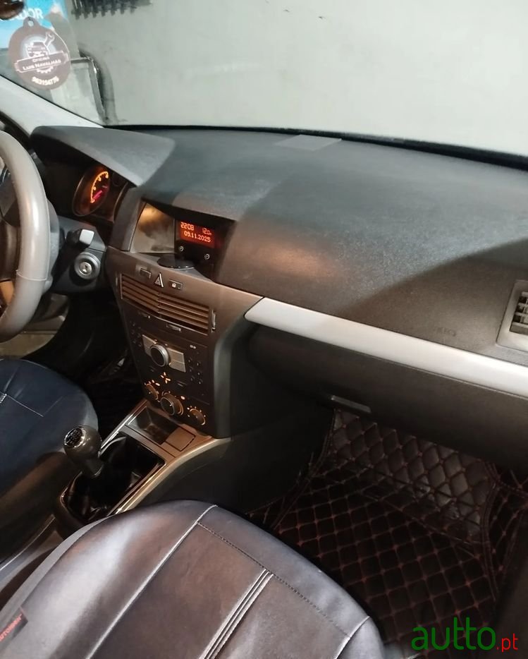 2005' Opel Astra Caravan photo #3