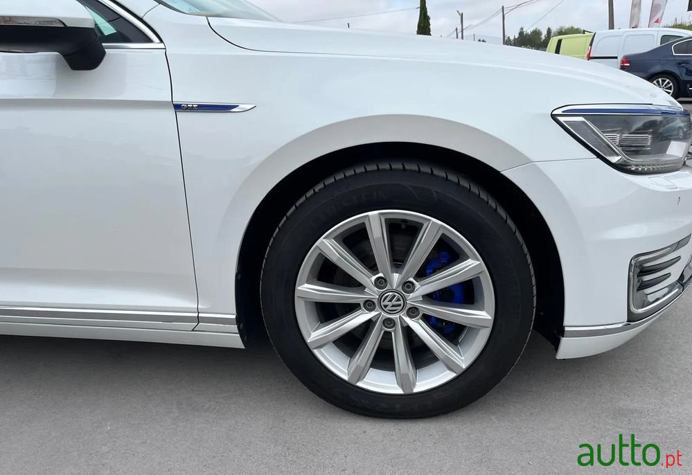 2015' Volkswagen Passat photo #5