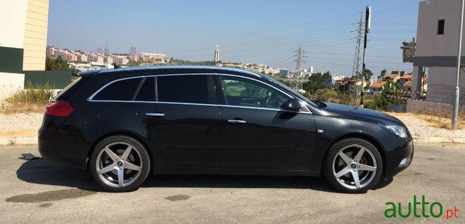 2011' Opel Insignia Sports Tourer photo #1
