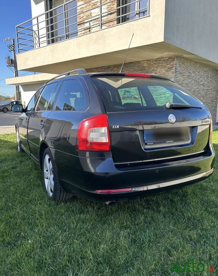 2010' Skoda Octavia Break photo #5