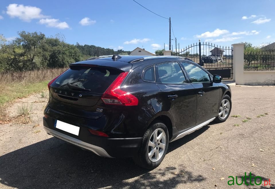 2015' Volvo V40 Cross Country photo #3