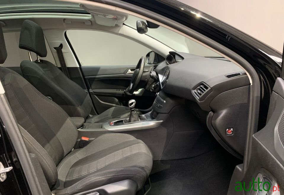 2015' Peugeot 308 photo #6