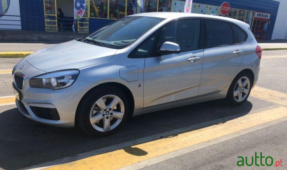 2017' BMW 225Xe Active Tourer photo #2