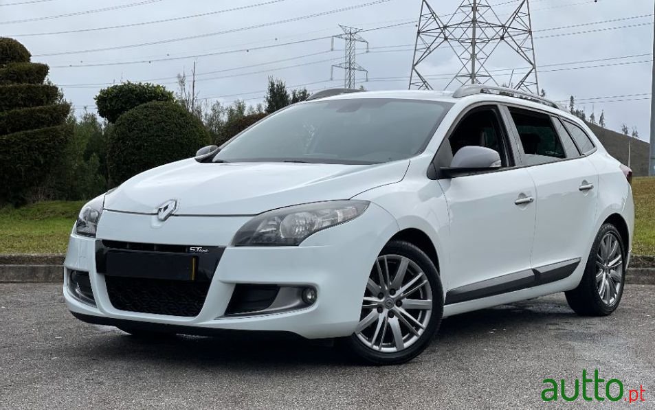 2010' Renault Megane Sport Tourer photo #2