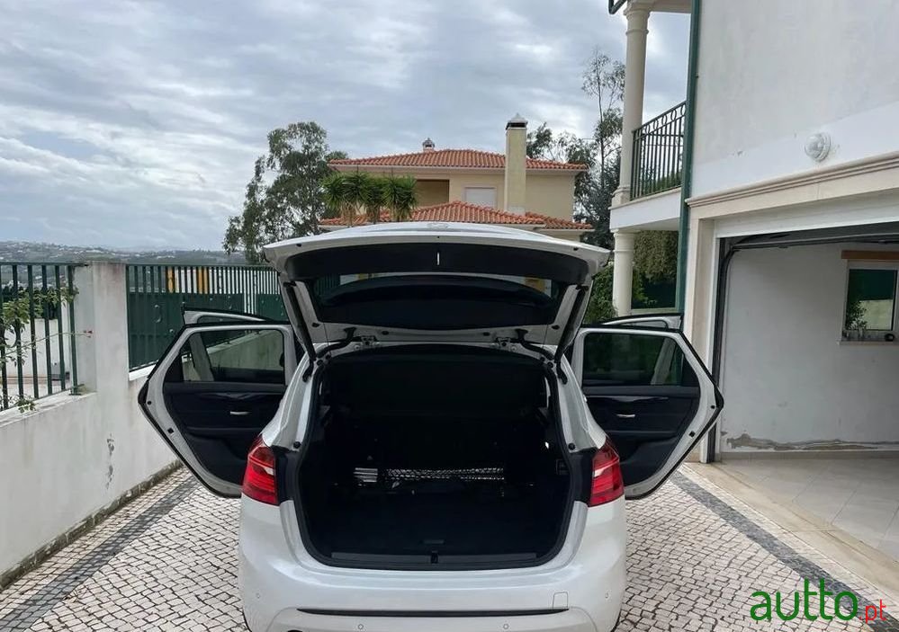 2017' BMW 225Xe Active Tourer photo #4