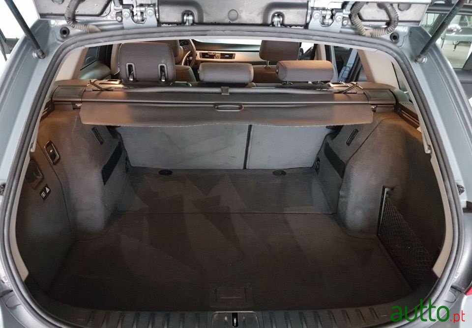 2008' BMW 320 D Touring photo #7