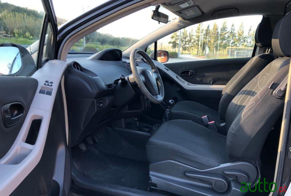 2010' Toyota Yaris photo #1