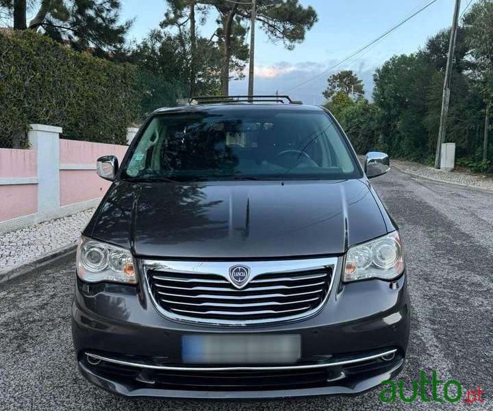 2015' Lancia Voyager photo #2