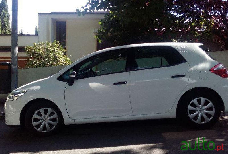 2010' Toyota Auris photo #2