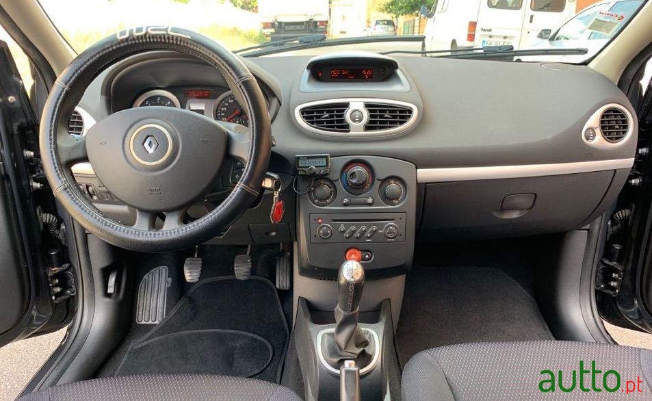 2009' Renault Clio photo #3