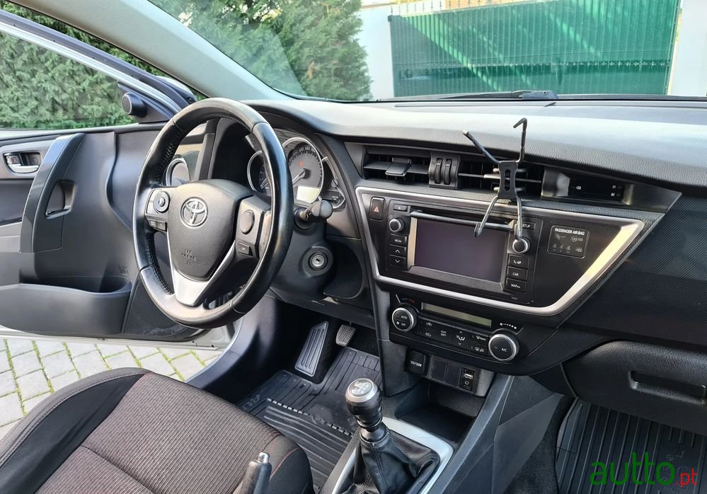 2013' Toyota Auris photo #3