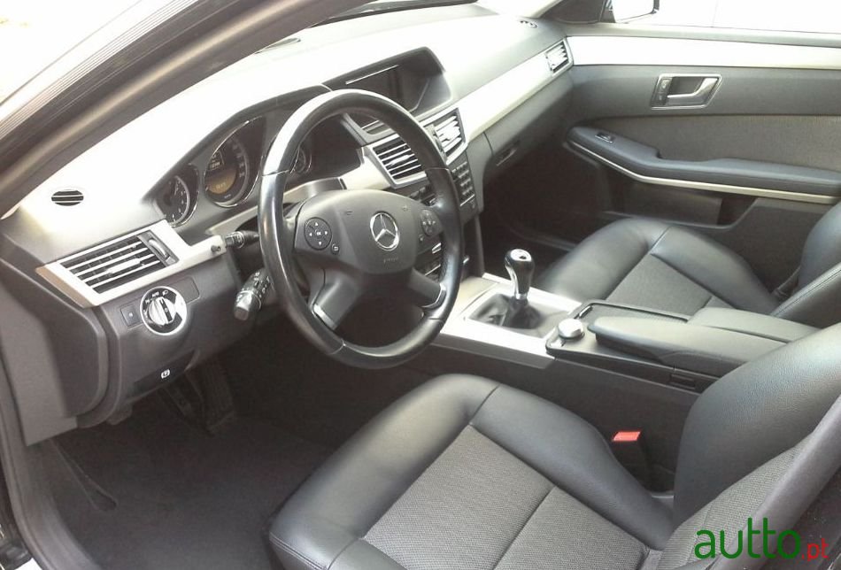 2011' Mercedes-Benz E-200 photo #3