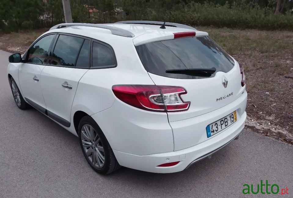 2011' Renault Megane Break photo #1