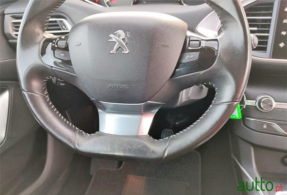 2014' Peugeot 308 photo #5