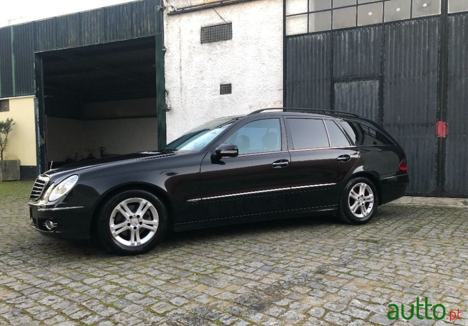 2006' Mercedes-Benz E-220 photo #3