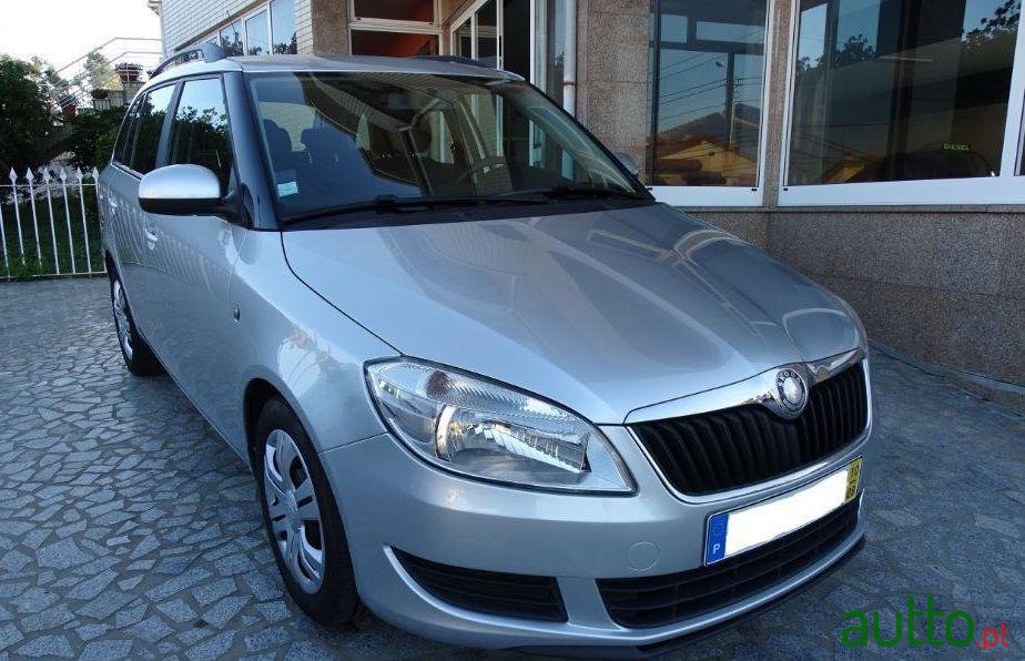 2010' Skoda Fabia Break photo #2