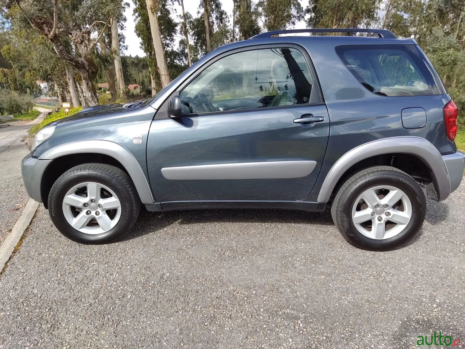 2005' Toyota RAV4 photo #2