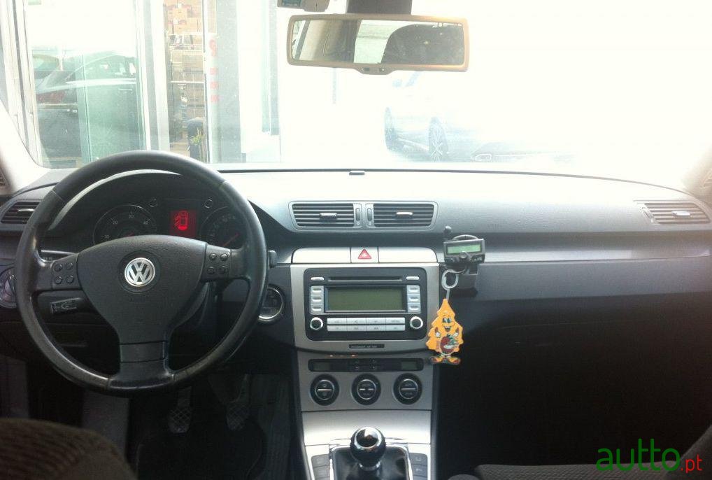 2004' Volkswagen Passat 2.0 TDi Sportline photo #3