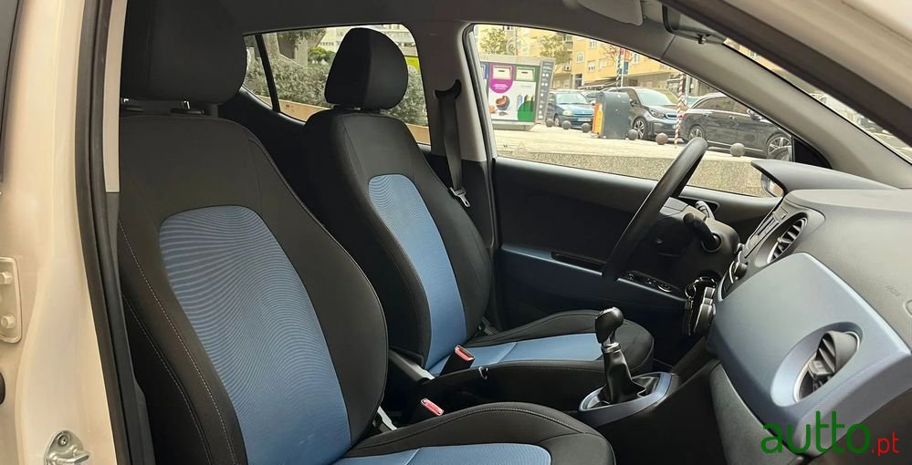 2017' Hyundai i10 1.0 Urban photo #4