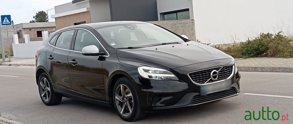 2018' Volvo V40 2.0 D3 R-Design Geartronic photo #1